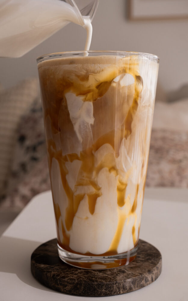 Café glacé nuage au caramel