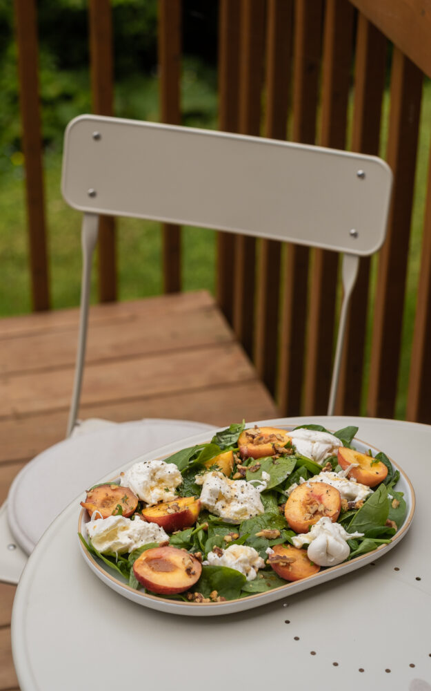 Salade d’épinards, pêche & burrata