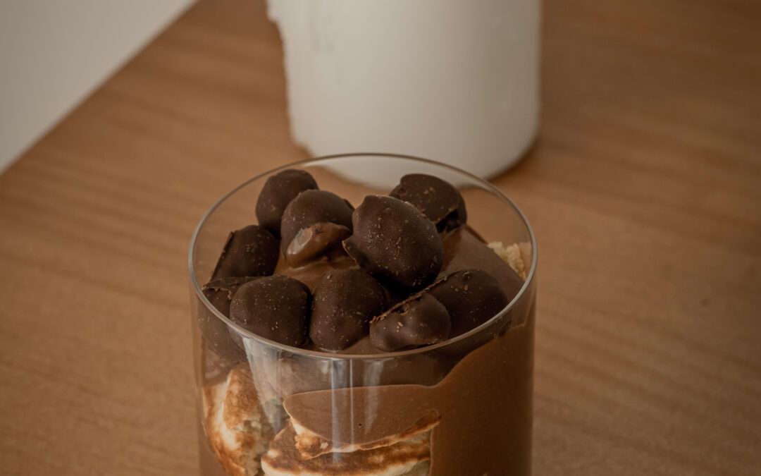Verrines au yogourt, chocolat & bouchées de pancakes